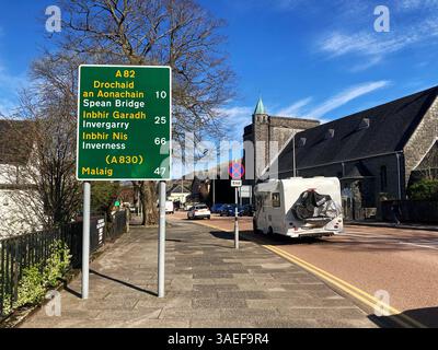 Campervan si dirige a nord sulla A82 attraverso Fort William, Scozia Foto Stock