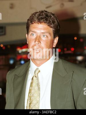 8 luglio 1996; ft Lauderdale, Florida, Stati Uniti; il quarterback dei Miami Dolphins DAN MARINO alla sua Town Tavern. (Immagine di credito: Peter Stachiw/ZUMAPRESS.com) Foto Stock