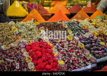 Fiori secchi colorati, erbe aromatiche e spezie aromatiche disposte su una vivace banchina tradizionale del mercato, che crea una vibrante esposizione sensoriale a Istanbul, Turchia Foto Stock