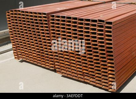 Profilati in acciaio quadrati e rettangolari per la costruzione. Stock per costruzioni in ferro e acciaio Foto Stock