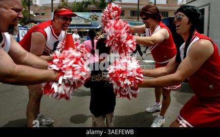 14 giugno 2008, del Mar, California San Diego County Fair cheerleader PHILIP BARRY, a sinistra, MARK SMITH, MICHAEL KERN e suo fratello TIM KERN, a destra, tutte le Tim Kern Productions di San Diego danno ai visitatori un ''autolavaggio'' mentre passano a metà strada durante il primo giorno della fiera di quest'anno.  (immagine di credito: San Diego Union-Tribune/ZUMAPRESS.com) Foto Stock