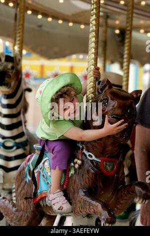 14 giugno 2008, del Mar, California ANNA OPALSAY di San Diego accarezza il suo animale prima di cavalcare la giostra a ''Kiddie Land'' il primo giorno della fiera della contea di San Diego presso la fiera del Mar di sabato.  (immagine di credito: San Diego Union-Tribune/ZUMAPRESS.com) Foto Stock