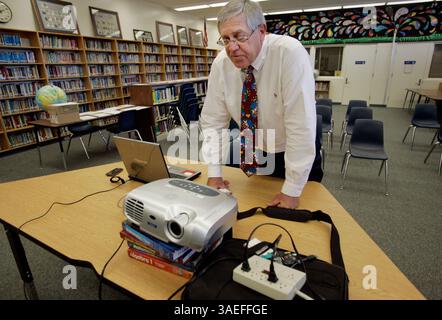 1° luglio 2008, Lakeside, California, Stati Uniti. BERNIE HANLON, direttore della nuova National University Charter School, ha tenuto la prima presentazione pubblica di informazioni sulla scuola questa settimana presso la biblioteca della Lakeside Middle School. Nessuno si e' presentato alla prima sessione, quindi HANLON e' riuscito a fare pratica con la sua presentazione in Power Point. Era il suo primo giorno di lavoro. Foto (immagine di credito: San Diego Union-Tribune/ZUMAPRESS.com) Foto Stock