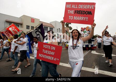 19 luglio 2008, San Diego, California El Capitan High School Gay-Straight Alliance membri BIANKA DESURE, 17, e STACY WILLIAMS, 18, destra, entrambi El Cajon, California, marciano con gli altri alla 34a San Diego Pride Parade a Hillcrest sabato.  (immagine di credito: San Diego Union-Tribune/ZUMAPRESS.com) Foto Stock