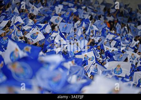 Porto, Portogallo. 6 aprile 2025. Tifosi dell'Estadio do Dragao Porto, durante la partita tra Porto e Benfica, per il 28° round del Campionato portoghese 2024/2025, all'Estadio do Dragao questa domenica 06. 30761 (Daniel Castro/SPP) credito: SPP Sport Press Photo. /Alamy Live News Foto Stock