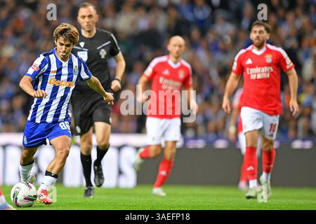 Porto, Portogallo. 6 aprile 2025. Rodrigo Mora da Porto, durante la partita tra Porto e Benfica, per la 28a prova del Campionato portoghese 2024/2025, allo stadio do Dragao di domenica 06. 30761 (Daniel Castro/SPP) credito: SPP Sport Press Photo. /Alamy Live News Foto Stock