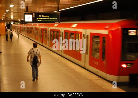 28 giugno 2003; Amburgo, GERMANIA; Un treno della metropolitana di Amburgo. (Immagine di credito: Rob Schoenbaum/ZUMAPRESS.com) Foto Stock