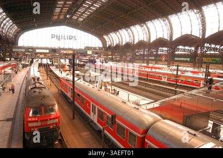 28 giugno 2003; Amburgo, GERMANIA; Hauptbahnhof, la stazione centrale di Amburgo... (Immagine di credito: Rob Schoenbaum/ZUMAPRESS.com) Foto Stock