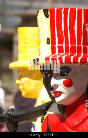 28 giugno 2003; Amburgo, GERMANIA; Una statua del folclore tedesco Hans Hummel, una delle centinaia, ognuna dipinta in modo diverso da un artista diverso, che sono in mostra sui marciapiedi di tutta Amburgo. La serie si chiama ufficialmente "Hans Hummel Fur Hamburg". Questo si trova sulla Steinstrasse, ad un isolato o due dalla Hauptbahnhof, la stazione ferroviaria centrale di Amburgo. (Immagine di credito: Rob Schoenbaum/ZUMAPRESS.com) Foto Stock