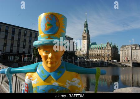 28 giugno 2003; Amburgo, GERMANIA; Una statua del folclore tedesco Hans Hummel, una delle centinaia, ognuna dipinta in modo diverso da un artista diverso, che sono in mostra sui marciapiedi di tutta Amburgo. La serie si chiama ufficialmente "Hans Hummel per Amburgo". Il municipio di Amburgo è sullo sfondo. (Immagine di credito: Rob Schoenbaum/ZUMAPRESS.com) Foto Stock