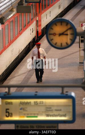 28 giugno 2003; Amburgo, GERMANIA; Hauptbahnhof, la stazione centrale di Amburgo... (Immagine di credito: Rob Schoenbaum/ZUMAPRESS.com) Foto Stock