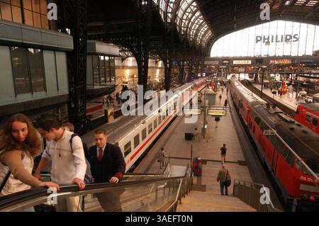 28 giugno 2003; Amburgo, GERMANIA; Hauptbahnhof, la stazione centrale di Amburgo... (Immagine di credito: Rob Schoenbaum/ZUMAPRESS.com) Foto Stock