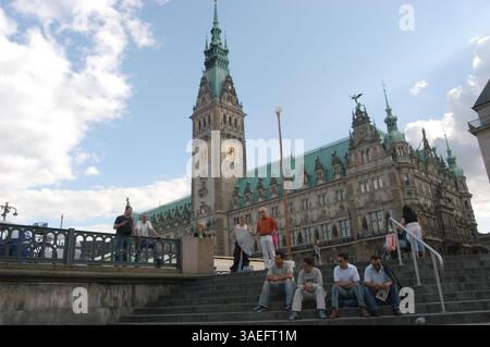 28 giugno 2003; Amburgo, GERMANIA; i turisti visitano i siti ai piedi del municipio di Amburgo. (Immagine di credito: Rob Schoenbaum/ZUMAPRESS.com) Foto Stock