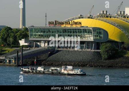 28 giugno 2003; Amburgo, GERMANIA; Una vista del teatro che ospita il musical Disney "Re Leone". (Immagine di credito: Rob Schoenbaum/ZUMAPRESS.com) Foto Stock
