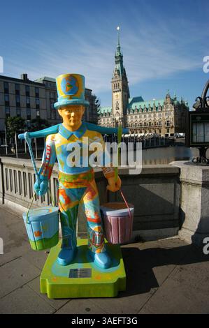 28 giugno 2003; Amburgo, GERMANIA; Una statua del folclore tedesco Hans Hummel, una delle centinaia, ognuna dipinta in modo diverso da un artista diverso, che sono in mostra sui marciapiedi di tutta Amburgo. La serie si chiama ufficialmente "Hans Hummel per Amburgo". Il municipio di Amburgo è sullo sfondo. (Immagine di credito: Rob Schoenbaum/ZUMAPRESS.com) Foto Stock