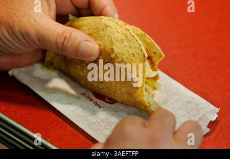 11 agosto 2009, San Diego, California, Stati Uniti. Questo è uno dei due tacos gratuiti martedì al Jack in the Box in Hazard Center Drive a San Diego, California. Disponibile solo su Internet, i clienti possono scaricare un coupon per due tacos gratuiti il martedì designato. La promozione si chiama Taco Tuesday. (Immagine di credito: San Diego Union-Tribune/ZUMAPRESS.com) Foto Stock