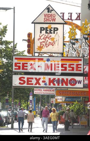 28 giugno 2003; Amburgo, GERMANIA; il quartiere a luci rosse di Amburgo. (Immagine di credito: Rob Schoenbaum/ZUMAPRESS.com) Foto Stock