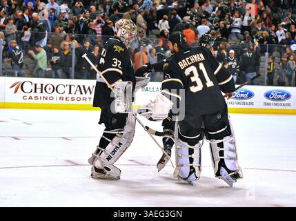 8 marzo 2012 . Il portiere dei Dallas Stars Kari Lehtonen (32) festeggia con il compagno di squadra Richard Bachman (31) dopo la partita tra i San Jose Sharks e i Dallas Stars all'American Airlines Center di Dallas in Texas..le stelle vincono 4-2 in una sparatoria...(immagine di credito: © Manny Flores/Cal Sport Media/ZUMAPRESS.com) Foto Stock