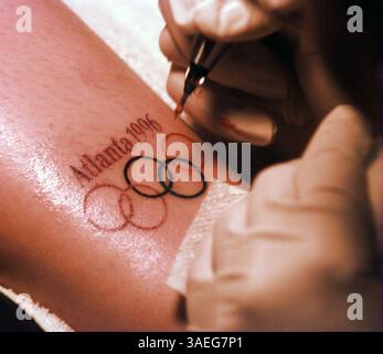 OT 2093 consegna a: Banco sportivo 7/24/96 - atlanta - Un'opera d'arte del tatuaggio olimpico in corso su una caviglia sarà un ricordo dei giochi estivi. Times foto di: Robert Rogers storia di: Tomalin Run Data: Luglio 26, 1996 scansionato da: rr (immagine di credito: St Petersburg Times/ZUMAPRESS.com) Foto Stock