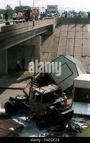 TP 45277 - - CONSEGNA A: Banco di tampa - - 3/25/97 - - tampa - - DIDASCALIA: Un trattore-rimorchio che trasporta capannoni in alluminio in direzione ovest sulla I4 martedì mattina ha perso il controllo, si è accarezzato sulla guardia e ha atterrato sulla 26th Street sottostante. Il trattore semi-elettrico scoppia in fiamme in caso di impatto. Inoltre, un serbatoio aggiuntivo cadde dal semi-trattore che causava una fuoriuscita di carburante su I4. Il traffico è stato bloccato per chilometri in entrambe le direzioni. ***1- il semirimorchio bruciato sotto I4 sulla 26th Street. - Times foto di: Jim Stem - - storia di: - - SCANSIONATO DA: - - DATA DI ESECUZIONE: (Immagine di credito: St Petersburg Times/ZUMAP Foto Stock