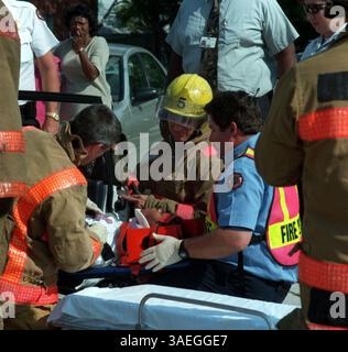 SP 47694 - - CONSEGNA A: st pete - - 5/8/97 - - st pete - - DIDASCALIA INFO: Incidente con estricazione alla 4 st S e alla 3rd ave. L'agente J. Pratt sta indagando sull'agente. La donna che viene presa dall'auto era a testa in giù sul pavimento del lato passeggero della sua auto. La gamba è rotta. NOTA LIB: Il nome delle donne è Graciela Mills - - Times foto di: Kathleen Cabble - - storia di: - SCANSIONATO DA: - - DATA DI ESECUZIONE: (Immagine di credito: St Petersburg Times/ZUMAPRESS.com) Foto Stock