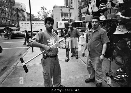 AJAXNETPHOTO. OTTOBRE 2000. MANHATTAN, NEW YORK, STATI UNITI. - STREET LIFE - NEGOZIO DI CAPPELLI E UOMO CON ANGOLO SCOOTER DEL 2° AVE E ST MARKS PLACE. FOTO: JONATHAN EASTLAND/AJAX RIF: 3549BW 14 28 Foto Stock