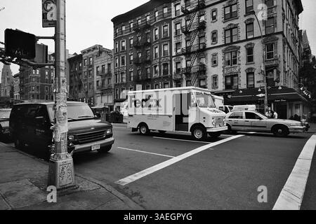AJAXNETPHOTO. OTTOBRE 2000. MANHATTAN, NEW YORK, STATI UNITI. - CONSEGNA ESPRESSA - FURGONE FEDEX ALL'ANGOLO TRA EAST 5TH STREET E 2ND AVENUE. FOTO: JONATHAN EASTLAND/AJAX RIF: CD3549BW 16 30 Foto Stock