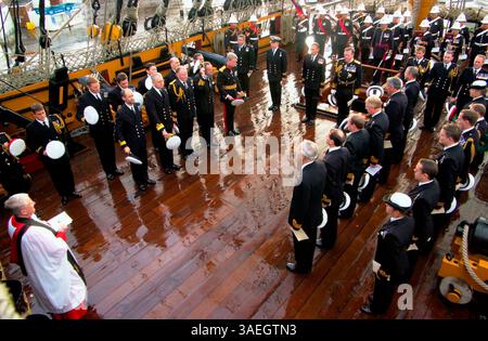 AJAXNETPHOTO. 21 OTTOBRE 2004. PORTSMOUTH, INGHILTERRA. - TRAFALGAR GIORNO 2004 - LA SCENA SUL PONTE PRINCIPALE DELLA HMS VICTORY COME DIGNITARI E PERSONALE DI SERVIZIO SI RIUNÌ PER IL 199° ANNIVERSARIO DELLA MORTE DELL'AMMIRAGLIO HORATIO NELSON NELLA BATTAGLIA DI TRAFALGAR NEL 1805. FOTO: JONATHAN EASTLAND/AJAX. RIF: 42110 1061. Foto Stock