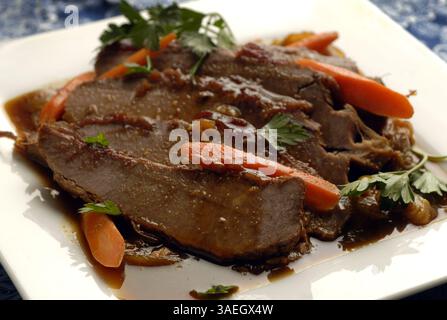 18 agosto 2011 - Walnut Creek, CALIFORNIA, USA - tutto sulla bellezza del brisket, come fotografato presso lo studio Kitchen di Walnut Creek, California, 9 dicembre 2011. (Immagine di credito: © Mark Dufrene/Contra Costa Times/MCT/ZUMAPRESS.com) Foto Stock