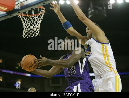 17 dicembre 2011 - Oakland, CALIFORNIA, USA - Andris Biedrins, Right, dei Golden State Warriors, protegge Tyreke Evans dei Sacramento Kings nella prima metà dell'azione espositiva alla Oracle Arena di Oakland, California, sabato 17 dicembre 2011. (Immagine di credito: © Jim Gensheimer/San Jose Mercury News/MCT/ZUMAPRESS.com) Foto Stock
