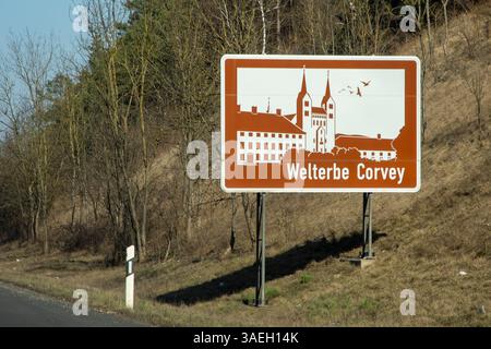 Segni distintivi di brown sull'autostrada che indicano il Welterbe, sito patrimonio dell'umanità dell'unesco, di Corvey, Germania Foto Stock