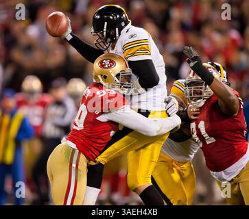19 dicembre 2011 - San Francisco, California, Stati Uniti - il quarterback dei Pittsburgh Steelers BEN ROETHLISBERGER viene licenziato dal 49er ALDON SMITH durante la partita di football al Candlestick Park. (Immagine di credito: © Damon Tarver/Cal Sport Media/ZUMAPRESS.com) Foto Stock