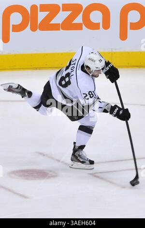 19 dicembre 2011 - Toronto, Ontario, Canada - 19 dicembre 2011 - Toronto, Ontario, Canada. Il centro di Los Angeles Jarret Stoll (28) spara su rete nel primo periodo durante la partita dei L.A. Kings contro i Toronto Maple Leafs all'Air Canada Centre. (Immagine di credito: © Gary Angus/Southcreek/ZUMAPRESS.com) Foto Stock