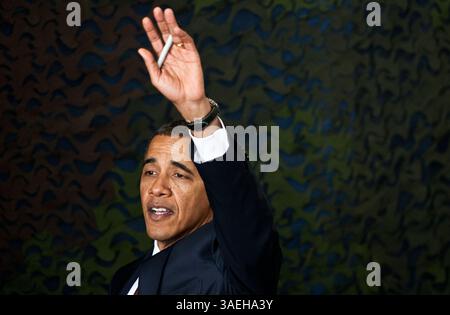 14 dicembre 2011 - Fort Bragg, Carolina del Nord, Stati Uniti - il presidente BARACK OBAMA saluta i membri dell'esercito dopo un discorso a Fort Bragg, N.C., mercoledì. Il Presidente si è rivolto al pubblico per il completamento della guerra in Iraq e sia il Presidente Obama che la First Lady hanno ringraziato i militari e le donne per il loro servizio in Iraq e li hanno accolti a casa. (Immagine di credito: © Andrew Craft/Fayetteville Observer/ZUMAPRESS.com) Foto Stock