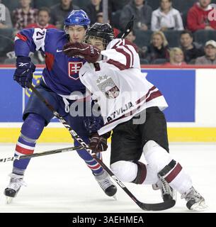 27 dicembre 2011 - Calgary, ALBERTA, Canada - Leah Hennel, Calgary Herald CALGARY, ALBERTA.: 27 DICEMBRE 2011 -- Team Slovokia Martin Marincin, Left, e team Latvia Teodors Blugers si scontrano durante la partita dei World Juniors 2012 allo Scotiabank Saddledome di Calgary, Alberta il 27 dicembre 2011. (Leah Hennel, Calgary Herald) (immagine di credito: © Leah Hennel/Postmedia News/ZUMAPRESS.com) Foto Stock