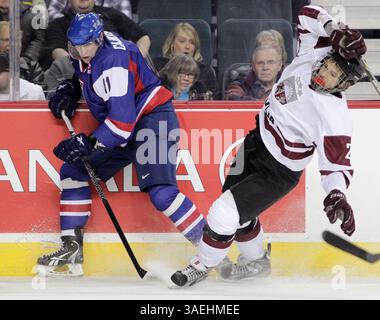 27 dicembre 2011 - Calgary, ALBERTA, Canada - Leah Hennel, Calgary Herald CALGARY, ALBERTA.: 27 DICEMBRE 2011 -- Team Slovokia Michal Cajkovsky, lasciato, e squadra Lettonia Teodors Blugers si scontrano durante la partita dei World Juniors 2012 allo Scotiabank Saddledome di Calgary, Alberta il 27 dicembre 2011. (Leah Hennel, Calgary Herald) (immagine di credito: © Leah Hennel/Postmedia News/ZUMAPRESS.com) Foto Stock