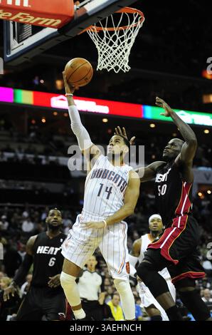 28 dicembre 2011 - Charlotte, NC, USA - D.J. Augustin di Charlotte Bobcats (14) guida di Joel Anthony di Miami Heat (50) durante il primo tempo alla Time Warner Cable Arena di Charlotte, Carolina del Nord mercoledì 28 dicembre 2011. (Immagine di credito: © David T. Foster III/Charlotte Observer/MCT/ZUMAPRESS.com) Foto Stock