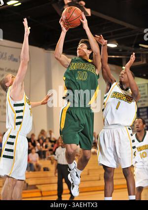 30 dicembre 2011 Cathedral City, CA. Moorpark Musketeers Mitchell Sagely #10 durante la partita del campionato di pallacanestro Max Preps Holiday Classic Prep, la Southern California Division tra Edison e Moorpark. Edison vince il titolo..Edison sconfigge Moorpark 56-50 . Louis Lopez/CSM(immagine di credito: © Louis Lopez/Cal Sport Media/ZUMAPRESS.com) Foto Stock
