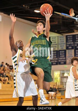 30 dicembre 2011 Cathedral City, CA. Moorpark Musketeers Mitchell Sagely #10 durante la partita del campionato di pallacanestro Max Preps Holiday Classic Prep, la Southern California Division tra Edison e Moorpark. Edison vince il titolo..Edison sconfigge Moorpark 56-50 . Louis Lopez/CSM(immagine di credito: © Louis Lopez/Cal Sport Media/ZUMAPRESS.com) Foto Stock