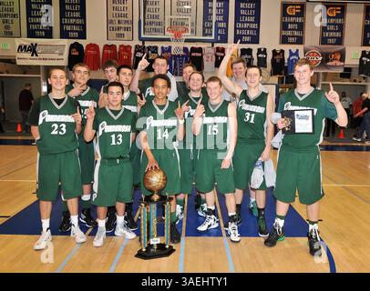 30 dicembre 2011 Cathedral City, CA. I Ponderosa Bruins posano con il trofeo dopo la partita del Max Preps Holiday Classic Prep Basketball Championship RHV Division tra i Ponderosa Bruins e i Viewpoint Patriots. Ponderosa vince il titolo..Ponderosa sconfigge Viewpoint 65-52 . Louis Lopez/CSM(immagine di credito: © Louis Lopez/Cal Sport Media/ZUMAPRESS.com) Foto Stock