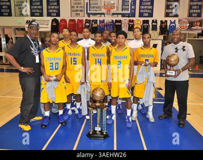 30 dicembre 2011 Cathedral City, CA. Crenshaw Cougars dopo aver vinto la Max Preps Holiday Classic Prep Basketball Championship, divisione nazionale tra i Crenshaw Cougars e i Santiago Sharks. Crenshaw vince il titolo..Crenshaw sconfigge Santiago 51-41 . Louis Lopez/CSM(immagine di credito: © Louis Lopez/Cal Sport Media/ZUMAPRESS.com) Foto Stock