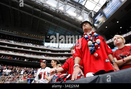 1 gennaio 2011: I tifosi guardano le cerimonie pre-partita prima del primo quarto della partita di football tra Houston Texans e Tennessee Titans al Reliant Stadium di Houston, Texas. (Immagine di credito: © Andrew Richardson/Cal Sport Media/ZUMAPRESS.com) Foto Stock