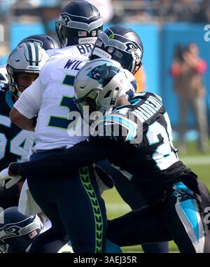 1 gennaio 2012 - Charlotte, NC, USA - cornerback dei Carolina Panthers James Bradberry, destro, sack il quarterback dei Seattle Seahawks Russell Wilson, a sinistra, durante il primo quarto domenica 25 novembre 2018 al Bank of America Stadium di Charlotte, N.C. (immagine di credito: © Jeff Siner/Charlotte Observer/TNS via ZUMA Wire) Foto Stock