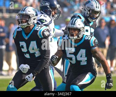 1° gennaio 2012 - Charlotte, NC, USA - il cornerback dei Carolina Panthers James Bradberry, a sinistra, celebra il suo sack sul quarterback dei Seattle Seahawks Russell Wilson durante il primo quarto d'azione domenica 25 novembre 2018 al Bank of America Stadium di Charlotte, N.C. (immagine di credito: © Jeff Siner/Charlotte Observer/TNS via ZUMA Wire) Foto Stock