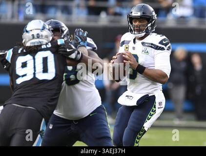 1° gennaio 2012 - Charlotte, NC, USA - il quarterback dei Seattle Seahawks Russell Wilson (3) si appresta a lanciare contro i Carolina Panthers nel secondo tempo domenica 25 novembre 2018 al Bank of America Stadium di Charlotte, N.C. (Credit Image: © David T. Foster III/Charlotte Observer/TNS via ZUMA Wire) Foto Stock
