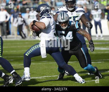 1 gennaio 2012 - Charlotte, NC, USA - Carolina Panthers fuori linebacker Shaq Thompson (54) sack il quarterback dei Seattle Seahawks Russell Wilson (3) nel primo tempo domenica 25 novembre 2018 al Bank of America Stadium di Charlotte, N.C. (Credit Image: © David T. Foster III/Charlotte Observer/TNS via ZUMA Wire) Foto Stock