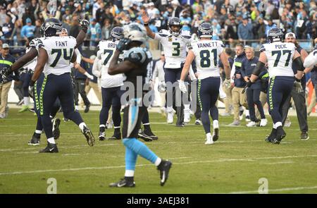 1 gennaio 2012 - Charlotte, NC, USA - il quarterback dei Seattle Seahawks Russell Wilson (3) festeggia con un Field goal dell'ultimo secondo per battere i Carolina Panthers domenica 25 novembre 2018 al Bank of America Stadium di Charlotte, N.C. (Credit Image: © David T. Foster III/Charlotte Observer/TNS via ZUMA Wire) Foto Stock