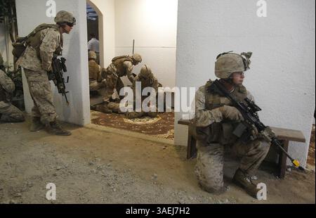 20 ottobre 2011 - Camp Lejeune, NC, USA - i Marines della Bravo Company, 2nd Platoon, 1st Battalion 8th Marines, 2nd Marine Division istituirono un perimetro sicuro come membro ''ferito''' della loro squadra è curato dopo essere stato ferito da un IED nel nuovo MCBCL Infantry Immersion Trainer a Camp Lejeune, Carolina del Nord, 20 ottobre 2011. Il magazzino di 32.000 metri quadrati convertito supporta la formazione di piccole unità nel modello di un villaggio rurale afghano. (Immagine di credito: © Chuck Liddy/Raleigh News & Observer/MCT/ZUMAPRESS.com) Foto Stock