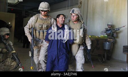 20 ottobre 2011 - Camp Lejeune, NC, USA - un prigioniero afghano è detenuto dai Marines della Bravo Company, 2nd Platoon, 1st Battalion 8th Marines, 2nd Marine Division durante una simulazione nel nuovo MCBCL Infantry Immersion Trainer a Camp Lejeune, Carolina del Nord, 20 ottobre 2011. Il magazzino di 32.000 metri quadrati convertito supporta la formazione di piccole unità nel modello di un villaggio rurale afghano. (Immagine di credito: © Chuck Liddy/Raleigh News & Observer/MCT/ZUMAPRESS.com) Foto Stock