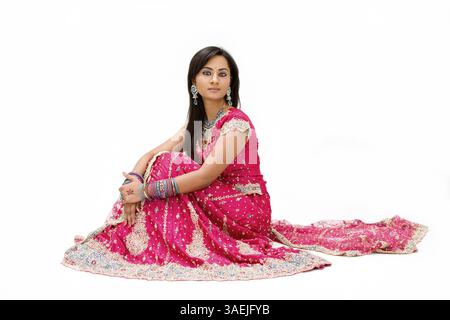 Splendida sposa di Bangali in abito colorato seduta, isolata, New York, Stati Uniti, Nord America Foto Stock